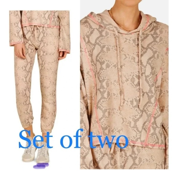 - Vintage Havana Snake Print set of two size M​​
Hoodie and Joggers Set - Picture 1 of 3